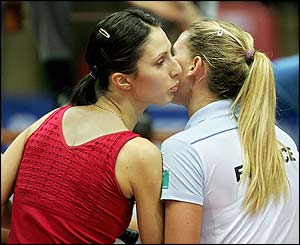 Myskina kisses Golovin following her singles victory