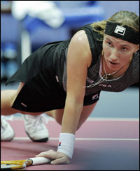 Svetlana Kuznetsova falls 