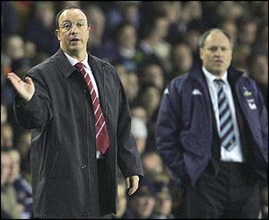 Liverpool boss Rafael Benitez yells instuctions alongside Spurs coach Martin Jol