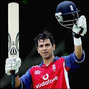 Vikram Solanki salutes the crowd after reaching his century