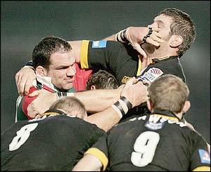 Leicester's Martin Johnson grapples with Wasps' Richard Birkett 