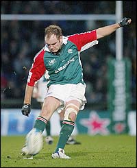 Leicester's Andy Goode scores a penalty