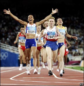Kelly Holmes wins Gold.