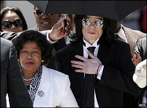 Michael Jackson leaves court after being cleared