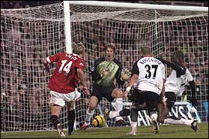Alan Smith scores for Man U