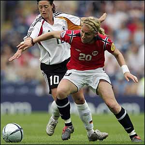 Noway's Lise Klaveness challenges Renate Lingor 