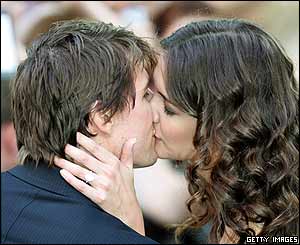 Tom Cruise and Katie Holmes kiss 