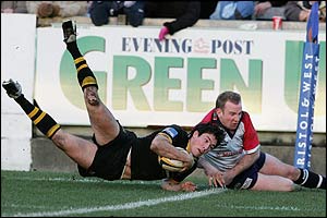 Tom Voyce dives in for Wasps' fourth try