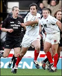 Saracens' Mark Bartholomeusz runs for a try