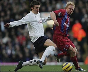 Michael Carrick tackles Palace's Riihilahti 