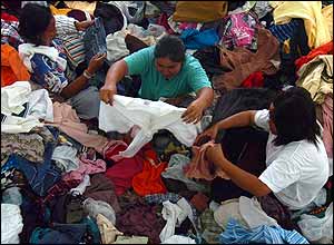 Thai tsunami survivors given clothes