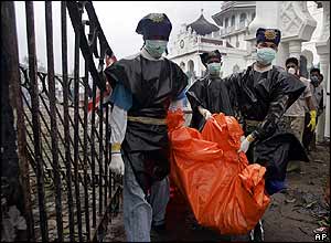 Volunteers from Indonesia's second-largest Muslim organisation at work in Banda Aceh