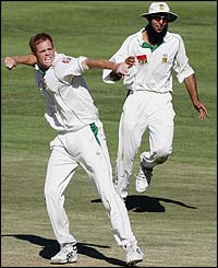 Shaun Pollock removes Robert Key