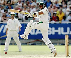 Jacques Kallis pulls the ball to the boundary