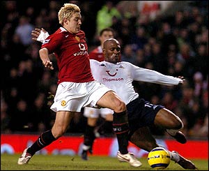 Alan Smith fights for the ball with Spurs' Noe Paramot