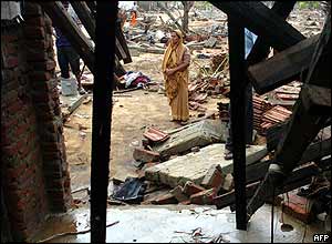 Sri Lankan Muslim woman inspects ruins of home