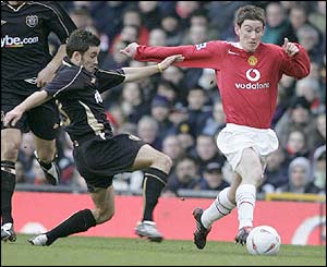 Man Utd's David Jones runs with the ball