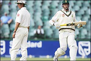 Graeme Smith picks up a bat despite a head injury and comes out to face Vaughan's England 
