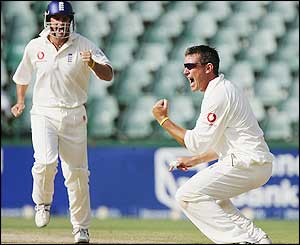 Ashley Giles is delighted to get a debatable LBW decision against Herschelle Gibbs