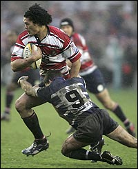 Gloucester's Seti Kiole breaks the tackle of Ross Blake