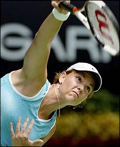Lindsay Davenport serves against Alicia Molik and soon wins the first set