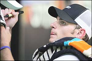 Roddick signs autographs after the abrupt end to his quarter-final match