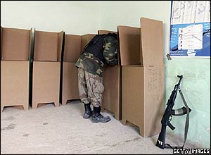 An Iraqi soldier votes at a polling station in Ramadi