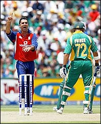 Kabir Ali dismisses South Africa's Ashwell Prince