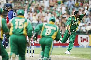 Makhaya Ntini removes Marcus Trescothick