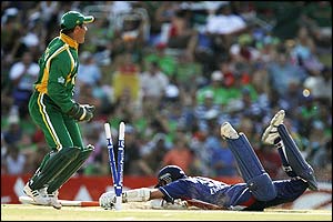 Mark Boucher appeals for Michael Vaughan's run out