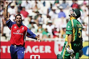 Kabir Ali traps Graeme Smith lbw