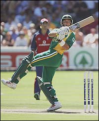 Jacques Kallis pulls the ball to the boundary