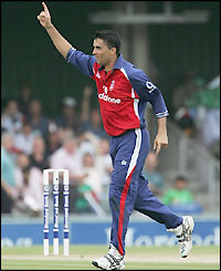 Kabir Ali dismisses Herschelle Gibbs for just eight runs leaving South Africa on 119-3