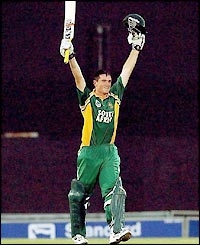 Graeme Smith salutes the crowd after completing his century