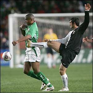 Clinton Morrison is tackled by Marco Caneira