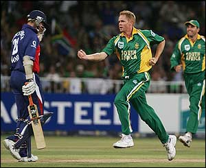 Shaun Pollock celebrates Marcus Trescothick's wicket