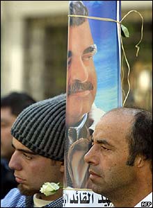 Mourners outside Hariri's mansion