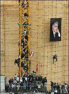 Spectators at Hariri funeral