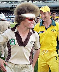 Brett Lee laughs at Hamish Marshall's hair