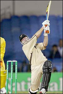 Scott Styris hits out on his way to 66