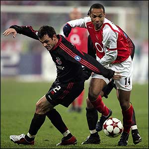 Willy Sagnol of Bayern Munich tackles Thierry Henry