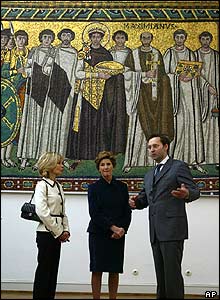 Doris Schroeder-Koepf and Laura Bush in the Roman German Museum in Mainz
