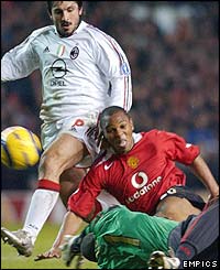 Quinton Fortune beats Dida to the ball
