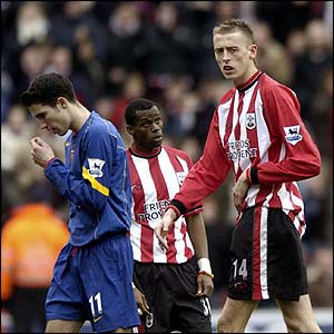 Southampton players look on as Robin van Persie leaves the pitch