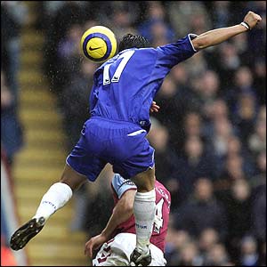 Tim Cahill heads Everton's second goal
