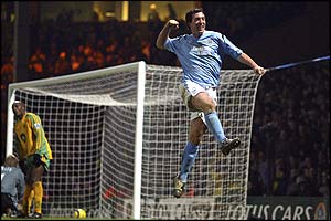 Robbie Fowler celebrates his winner