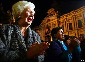 Mesa supporters gather in La Paz to urge him not to resign