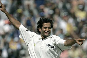 Ifran Pathan removes Pakistan's Yousuf Youhana 