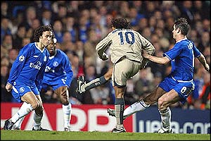 Ronaldinho nets a brace for the visitors