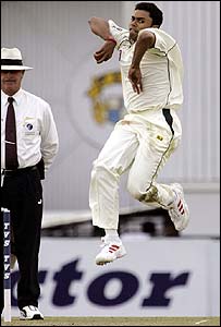 Danish Kaneria bowls to Gautam Gambhir